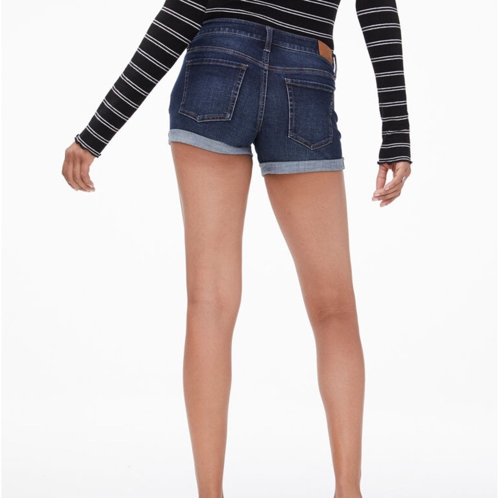 AÉROPOSTALE Womans Dark Wash Flex Effects Low-Rise Denim Midi Cuffed Shorts - Picture 5 of 12